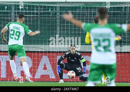 WIEN, ÖSTERREICH - OKTOBER 21: Golakeeper von Dinamo Zagreb Dominik Livakovic in Aktion während des UEFA Europa League Gruppe H-Spiels zwischen Rapid Wien und Dinamo Zagreb am 21. Oktober 2021 im Allianz-Stadion in Wien. Foto: Marko Lukunic/PIXSELL Stockfoto