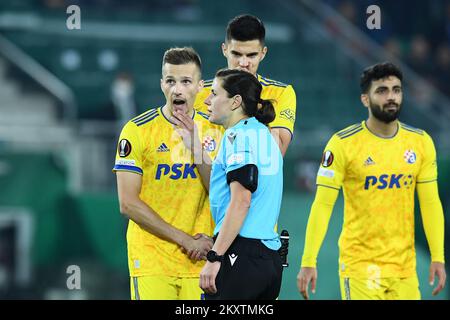 WIEN, ÖSTERREICH - OKTOBER 21: Mislav Orsic von Dinamo Zagreb beklagt sich beim UEFA Europa League Gruppe-H-Spiel zwischen Rapid Wien und Dinamo Zagreb am 21. Oktober 2021 im Allianz-Stadion in Wien beim Schiedsrichter Kateryna Monzul. Foto: Marko Lukunic/PIXSELL Stockfoto