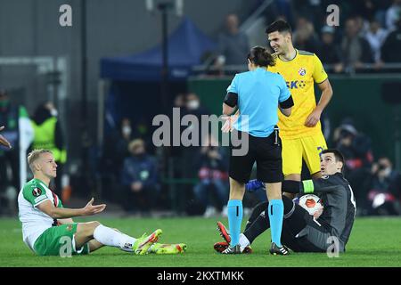 WIEN, ÖSTERREICH - OKTOBER 21: Golakeeper Dominik Livakovic von Dinamo Zagreb und Marco Gruell von SK Rapid Wien streiten während des UEFA Europa League Group H-Spiels zwischen Rapid Wien und Dinamo Zagreb am 21. Oktober 2021 im Allianz-Stadion in Wien um den Ball. Foto: Marko Lukunic/PIXSELL Stockfoto