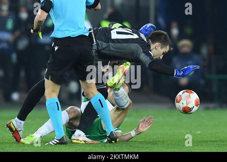 WIEN, ÖSTERREICH - OKTOBER 21: Golakeeper Dominik Livakovic von Dinamo Zagreb und Marco Gruell von SK Rapid Wien streiten während des UEFA Europa League Group H-Spiels zwischen Rapid Wien und Dinamo Zagreb am 21. Oktober 2021 im Allianz-Stadion in Wien um den Ball. Foto: Marko Lukunic/PIXSELL Stockfoto