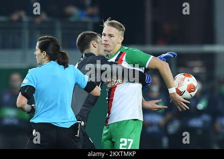 WIEN, ÖSTERREICH - OKTOBER 21: Golakeeper Dominik Livakovic von Dinamo Zagreb und Marco Gruell von SK Rapid Wien streiten während des UEFA Europa League Group H-Spiels zwischen Rapid Wien und Dinamo Zagreb am 21. Oktober 2021 im Allianz-Stadion in Wien um den Ball. Foto: Marko Lukunic/PIXSELL Stockfoto