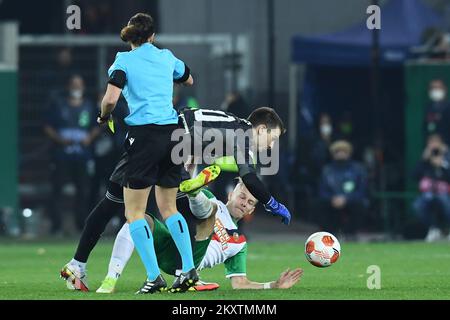 WIEN, ÖSTERREICH - OKTOBER 21: Golakeeper Dominik Livakovic von Dinamo Zagreb und Marco Gruell von SK Rapid Wien streiten während des UEFA Europa League Group H-Spiels zwischen Rapid Wien und Dinamo Zagreb am 21. Oktober 2021 im Allianz-Stadion in Wien um den Ball. Foto: Marko Lukunic/PIXSELL Stockfoto