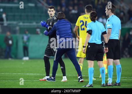WIEN, ÖSTERREICH - OKTOBER 21: Golakeeper von Dinamo Zagreb Dominik Livakovic beschwert sich beim UEFA Europa League Group H-Spiel zwischen Rapid Wien und Dinamo Zagreb am 21. Oktober 2021 im Allianz-Stadion in Wien beim Schiedsrichter Kateryna Monzul. Foto: Marko Lukunic/PIXSELL Stockfoto