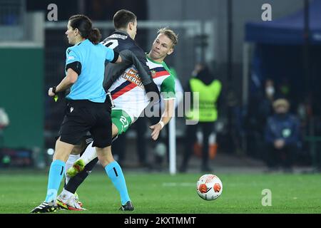 WIEN, ÖSTERREICH - OKTOBER 21: Golakeeper Dominik Livakovic von Dinamo Zagreb und Marco Gruell von SK Rapid Wien streiten während des UEFA Europa League Group H-Spiels zwischen Rapid Wien und Dinamo Zagreb am 21. Oktober 2021 im Allianz-Stadion in Wien um den Ball. Foto: Marko Lukunic/PIXSELL Stockfoto