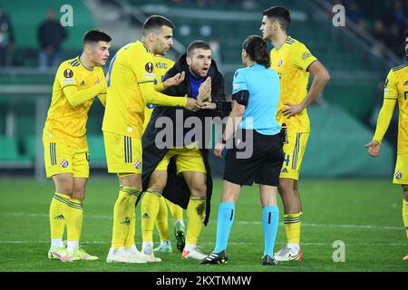 WIEN, ÖSTERREICH - OKTOBER 21: Martin Baturina, Komnen Andric und Stefan Ristovski von Dinamo Zagreb beschweren sich bei der UEFA Europa League Gruppe H zwischen Rapid Wien und Dinamo Zagreb am 21. Oktober 2021 im Allianz-Stadion in Wien beim Schiedsrichter Kateryna Monzul. Foto: Marko Lukunic/PIXSELL Stockfoto