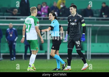 WIEN, ÖSTERREICH - OKTOBER 21: Golakeeper Dominik Livakovic von Dinamo Zagreb und Marco Gruell von SK Rapid Wien streiten sich während des UEFA Europa League Gruppe H-Spiels zwischen Rapid Wien und Dinamo Zagreb am 21. Oktober 2021 im Allianz-Stadion in Wien. Foto: Marko Lukunic/PIXSELL Stockfoto