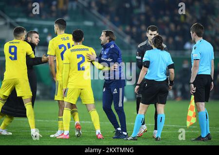 WIEN, ÖSTERREICH - OKTOBER 21: Golakeeper von Dinamo Zagreb Dominik Livakovic beschwert sich beim UEFA Europa League Group H-Spiel zwischen Rapid Wien und Dinamo Zagreb am 21. Oktober 2021 im Allianz-Stadion in Wien beim Schiedsrichter Kateryna Monzul. Foto: Marko Lukunic/PIXSELL Stockfoto