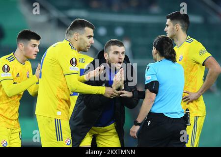 WIEN, ÖSTERREICH - OKTOBER 21: Martin Baturina, Komnen Andric und Stefan Ristovski von Dinamo Zagreb beschweren sich bei der UEFA Europa League Gruppe H zwischen Rapid Wien und Dinamo Zagreb am 21. Oktober 2021 im Allianz-Stadion in Wien beim Schiedsrichter Kateryna Monzul. Foto: Marko Lukunic/PIXSELL Stockfoto