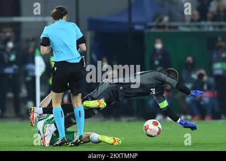 WIEN, ÖSTERREICH - OKTOBER 21: Golakeeper Dominik Livakovic von Dinamo Zagreb und Marco Gruell von SK Rapid Wien streiten während des UEFA Europa League Group H-Spiels zwischen Rapid Wien und Dinamo Zagreb am 21. Oktober 2021 im Allianz-Stadion in Wien um den Ball. Foto: Marko Lukunic/PIXSELL Stockfoto