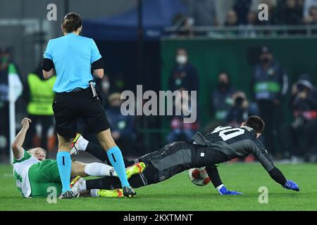 WIEN, ÖSTERREICH - OKTOBER 21: Golakeeper Dominik Livakovic von Dinamo Zagreb und Marco Gruell von SK Rapid Wien streiten während des UEFA Europa League Group H-Spiels zwischen Rapid Wien und Dinamo Zagreb am 21. Oktober 2021 im Allianz-Stadion in Wien um den Ball. Foto: Marko Lukunic/PIXSELL Stockfoto