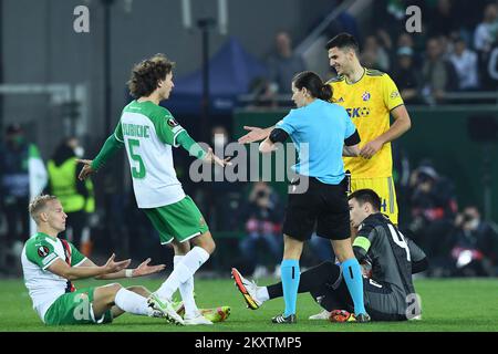 WIEN, ÖSTERREICH - OKTOBER 21: Golakeeper Dominik Livakovic von Dinamo Zagreb und Marco Gruell von SK Rapid Wien streiten während des UEFA Europa League Group H-Spiels zwischen Rapid Wien und Dinamo Zagreb am 21. Oktober 2021 im Allianz-Stadion in Wien um den Ball. Foto: Marko Lukunic/PIXSELL Stockfoto