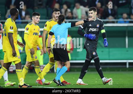 WIEN, ÖSTERREICH - OKTOBER 21: Golakeeper von Dinamo Zagreb Dominik Livakovic beschwert sich beim UEFA Europa League Group H-Spiel zwischen Rapid Wien und Dinamo Zagreb am 21. Oktober 2021 im Allianz-Stadion in Wien beim Schiedsrichter Kateryna Monzul. Foto: Marko Lukunic/PIXSELL Stockfoto