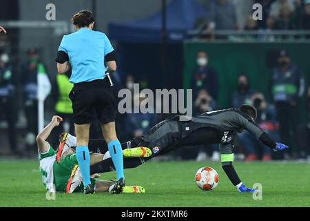 WIEN, ÖSTERREICH - OKTOBER 21: Golakeeper Dominik Livakovic von Dinamo Zagreb und Marco Gruell von SK Rapid Wien streiten während des UEFA Europa League Group H-Spiels zwischen Rapid Wien und Dinamo Zagreb am 21. Oktober 2021 im Allianz-Stadion in Wien um den Ball. Foto: Marko Lukunic/PIXSELL Stockfoto