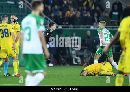 WIEN, ÖSTERREICH - OKTOBER 21: Golakeeper Dominik Livakovic von Dinamo Zagreb und Marco Gruell von SK Rapid Wien streiten während des UEFA Europa League Group H-Spiels zwischen Rapid Wien und Dinamo Zagreb am 21. Oktober 2021 im Allianz-Stadion in Wien um den Ball. Foto: Marko Lukunic/PIXSELL Stockfoto