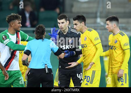 WIEN, ÖSTERREICH - OKTOBER 21: Golakeeper von Dinamo Zagreb Dominik Livakovic beschwert sich beim UEFA Europa League Group H-Spiel zwischen Rapid Wien und Dinamo Zagreb am 21. Oktober 2021 im Allianz-Stadion in Wien beim Schiedsrichter Kateryna Monzul. Foto: Marko Lukunic/PIXSELL Stockfoto