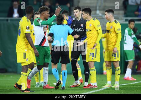 WIEN, ÖSTERREICH - OKTOBER 21: Golakeeper von Dinamo Zagreb Dominik Livakovic beschwert sich beim UEFA Europa League Group H-Spiel zwischen Rapid Wien und Dinamo Zagreb am 21. Oktober 2021 im Allianz-Stadion in Wien beim Schiedsrichter Kateryna Monzul. Foto: Marko Lukunic/PIXSELL Stockfoto