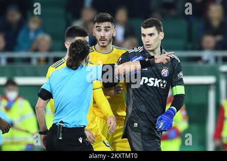 WIEN, ÖSTERREICH - OKTOBER 21: Golakeeper von Dinamo Zagreb Dominik Livakovic beschwert sich beim UEFA Europa League Group H-Spiel zwischen Rapid Wien und Dinamo Zagreb am 21. Oktober 2021 im Allianz-Stadion in Wien beim Schiedsrichter Kateryna Monzul. Foto: Marko Lukunic/PIXSELL Stockfoto