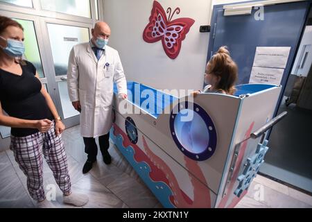 Das Kinderkrankenhaus Zagreb kaufte am 22. Oktober 2021 in Zagreb, Kroatien, ein kleines Bootsbett, in dem sie Kinder transportieren und mit weniger Angst durch die Krankenhauskorridore „segeln“. Foto: Igor Soban/PIXSELL Stockfoto