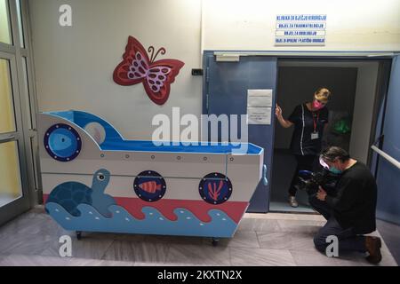 Das Kinderkrankenhaus Zagreb kaufte am 22. Oktober 2021 in Zagreb, Kroatien, ein kleines Bootsbett, in dem sie Kinder transportieren und mit weniger Angst durch die Krankenhauskorridore „segeln“. Foto: Igor Soban/PIXSELL Stockfoto