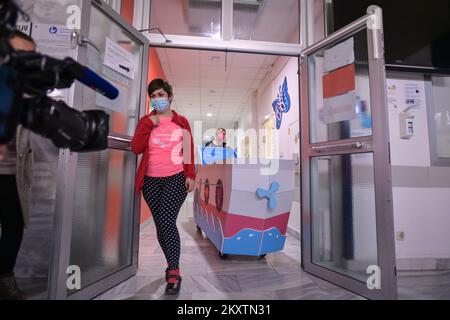 Das Kinderkrankenhaus Zagreb kaufte am 22. Oktober 2021 in Zagreb, Kroatien, ein kleines Bootsbett, in dem sie Kinder transportieren und mit weniger Angst durch die Krankenhauskorridore „segeln“. Foto: Igor Soban/PIXSELL Stockfoto