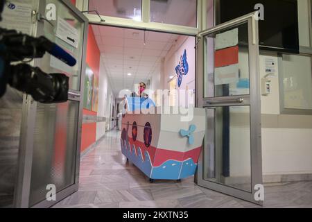 Das Kinderkrankenhaus Zagreb kaufte am 22. Oktober 2021 in Zagreb, Kroatien, ein kleines Bootsbett, in dem sie Kinder transportieren und mit weniger Angst durch die Krankenhauskorridore „segeln“. Foto: Igor Soban/PIXSELL Stockfoto