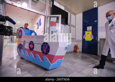 Das Kinderkrankenhaus Zagreb kaufte am 22. Oktober 2021 in Zagreb, Kroatien, ein kleines Bootsbett, in dem sie Kinder transportieren und mit weniger Angst durch die Krankenhauskorridore „segeln“. Foto: Igor Soban/PIXSELL Stockfoto