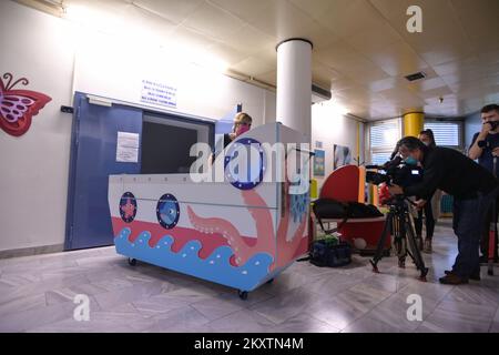 Das Kinderkrankenhaus Zagreb kaufte am 22. Oktober 2021 in Zagreb, Kroatien, ein kleines Bootsbett, in dem sie Kinder transportieren und mit weniger Angst durch die Krankenhauskorridore „segeln“. Foto: Igor Soban/PIXSELL Stockfoto