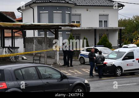 Polizeiliche Untersuchung eines Brandes in einem Wohngebäude in Brcko, Bosnien und Herzegowina am 23. Oktober 2021. Sechs Menschen wurden bei einem Brand in einem Wohnhaus in der nordbosnischen Stadt Brcko getötet und mehrere verletzt. Das Feuer brach gegen 7 Uhr morgens aus und es wird vermutet, dass alle Opfer an einer Kohlenmonoxidvergiftung starben. Die Feuerwehrleute retteten vier Kinder aus demselben Gebäude. Foto: Ivica Galovic/PIXSELL Stockfoto