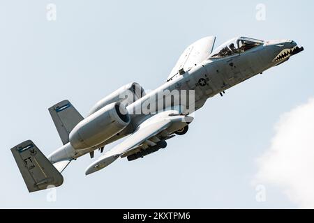 EIN US-AMERIKANISCHER Air Force Pilot in einem A-10C Thunderbolt II führt Luftstützungstraining aus, Moody Air Force Base, Georgia, 21. September 2022. TACP von der 19.. Luftstützungseinheit und von Flugzeugen der 820.. Base Defense Group, integriert mit der HH-60W Jolly Green II Helikopter-Crew der 41.. Rettungsstaffel, Und die 71. und 74. Fighter Squadrons, um die Luft-zu-Boden-Kommando und -Kontrolle durchzuführen und Offensive, Präzisions-Tiefenschlag und Defensive Bodenelemente Operationen zu kombinieren. (USA Air Force Foto von 1. LT Katie Tamesis) Stockfoto