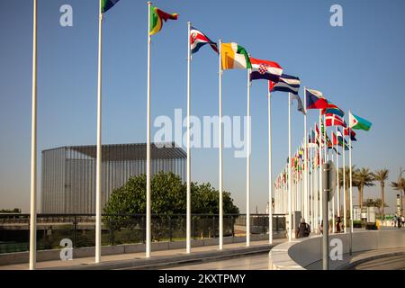 Das Foto wurde am 17. Oktober 2021 aufgenommen und zeigt Flaggen auf der Expo 2020 Dubai in Dubai, den Vereinigten Arabischen Emiraten. Nach einer einjährigen Verzögerung aufgrund der COVID-19-Pandemie öffnete die viel erwartete Expo 2020 Dubai am 1. Oktober ihre Türen für Besucher. Stockfoto