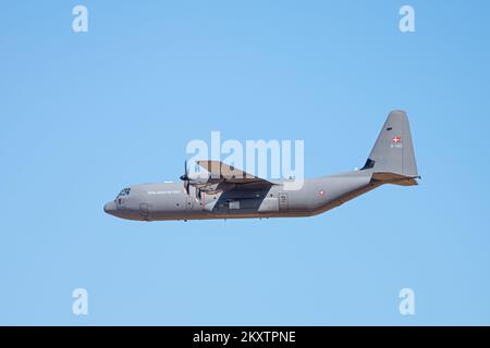 Ein C-130J-Super-Hercules-Flugzeug aus dem 721. Geschwader der Royal Danish Air Force fliegt während des Trainings für Advanced Tactics Aircrew im Advanced Airlift Tactics Training Center am 27. September 2022. Seit 1983 bietet das Ausbildungszentrum fortgeschrittene taktische Schulungen für Flugzeugbesatzungen der Luftwaffe National Guard, Air Force Reserve Command, Air Mobility Command, USA Marinekorps und 17 alliierte Nationen. (USA Air Force Foto von Tech. Sgt. Patrick Evenson) Stockfoto