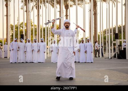 Men führt am 17. Oktober 2021 auf der Expo 2020 in Dubai, den Vereinigten Arabischen Emiraten, einen traditionellen arabischen Tanz auf. Nach einer einjährigen Verzögerung aufgrund der COVID-19-Pandemie öffnete die viel erwartete Expo 2020 Dubai am 1. Oktober ihre Türen für Besucher. Foto: Marko Zirdum/PIXSELL Stockfoto