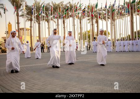 Men führt am 17. Oktober 2021 auf der Expo 2020 in Dubai, den Vereinigten Arabischen Emiraten, einen traditionellen arabischen Tanz auf. Nach einer einjährigen Verzögerung aufgrund der COVID-19-Pandemie öffnete die viel erwartete Expo 2020 Dubai am 1. Oktober ihre Türen für Besucher. Foto: Marko Zirdum/PIXSELL Stockfoto