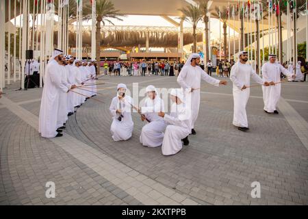 Men führt am 17. Oktober 2021 auf der Expo 2020 in Dubai, den Vereinigten Arabischen Emiraten, einen traditionellen arabischen Tanz auf. Nach einer einjährigen Verzögerung aufgrund der COVID-19-Pandemie öffnete die viel erwartete Expo 2020 Dubai am 1. Oktober ihre Türen für Besucher. Foto: Marko Zirdum/PIXSELL Stockfoto