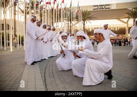 Men führt am 17. Oktober 2021 auf der Expo 2020 in Dubai, den Vereinigten Arabischen Emiraten, einen traditionellen arabischen Tanz auf. Nach einer einjährigen Verzögerung aufgrund der COVID-19-Pandemie öffnete die viel erwartete Expo 2020 Dubai am 1. Oktober ihre Türen für Besucher. Foto: Marko Zirdum/PIXSELL Stockfoto