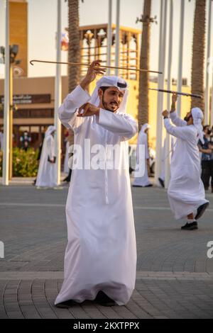 Men führt am 17. Oktober 2021 auf der Expo 2020 in Dubai, den Vereinigten Arabischen Emiraten, einen traditionellen arabischen Tanz auf. Nach einer einjährigen Verzögerung aufgrund der COVID-19-Pandemie öffnete die viel erwartete Expo 2020 Dubai am 1. Oktober ihre Türen für Besucher. Foto: Marko Zirdum/PIXSELL Stockfoto