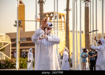 Men führt am 17. Oktober 2021 auf der Expo 2020 in Dubai, den Vereinigten Arabischen Emiraten, einen traditionellen arabischen Tanz auf. Nach einer einjährigen Verzögerung aufgrund der COVID-19-Pandemie öffnete die viel erwartete Expo 2020 Dubai am 1. Oktober ihre Türen für Besucher. Foto: Marko Zirdum/PIXSELL Stockfoto