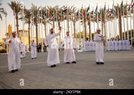 Men führt am 17. Oktober 2021 auf der Expo 2020 in Dubai, den Vereinigten Arabischen Emiraten, einen traditionellen arabischen Tanz auf. Nach einer einjährigen Verzögerung aufgrund der COVID-19-Pandemie öffnete die viel erwartete Expo 2020 Dubai am 1. Oktober ihre Türen für Besucher. Foto: Marko Zirdum/PIXSELL Stockfoto