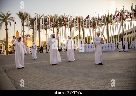 Men führt am 17. Oktober 2021 auf der Expo 2020 in Dubai, den Vereinigten Arabischen Emiraten, einen traditionellen arabischen Tanz auf. Nach einer einjährigen Verzögerung aufgrund der COVID-19-Pandemie öffnete die viel erwartete Expo 2020 Dubai am 1. Oktober ihre Türen für Besucher. Foto: Marko Zirdum/PIXSELL Stockfoto