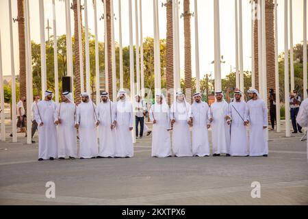 Men führt am 17. Oktober 2021 auf der Expo 2020 in Dubai, den Vereinigten Arabischen Emiraten, einen traditionellen arabischen Tanz auf. Nach einer einjährigen Verzögerung aufgrund der COVID-19-Pandemie öffnete die viel erwartete Expo 2020 Dubai am 1. Oktober ihre Türen für Besucher. Foto: Marko Zirdum/PIXSELL Stockfoto