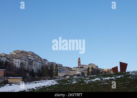 Rivisondoli (AQ) - Blick auf das charakteristische verschneite Bergdorf - Abruzzen - Italien Stockfoto