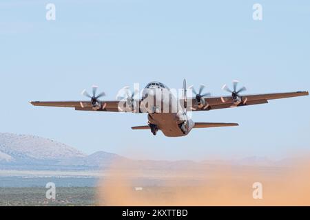 Ein C-130J-Super-Hercules-Flugzeug aus dem 721. Geschwader der Royal Danish Air Force startet von der Hubbard-Landezone in Fort Huachuca, während er am Advanced Tactics Aircrew-Kurs im Advanced Airlift Tactics Training Center am 27. September 2022 teilnimmt. Seit 1983 bietet das Ausbildungszentrum fortgeschrittene taktische Schulungen für Flugzeugbesatzungen der Luftwaffe National Guard, Air Force Reserve Command, Air Mobility Command, USA Marinekorps und 17 alliierte Nationen. (USA Air Force Foto von Tech. Sgt. Patrick Evenson) Stockfoto