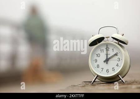 Abbildung zum Thema Zeitänderung. Jedes Jahr im Herbst wird die Zeit um eine Stunde von 3:00 Uhr auf 2:00 Uhr verschoben. In diesem Jahr fällt die Zeitumstellung auf die Winterzeit auf den 31. Oktober. Foto: Kristina Stedul Fabac/PIXSELL Stockfoto