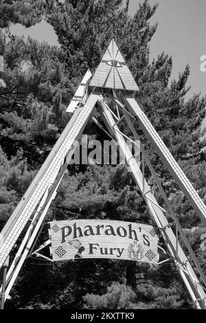 Eine Karnevalsfahrt namens Pharao's Fury auf dem Hopkinton Fair. Hopkinton New Hampshire. Das Bild wurde auf analogem Schwarzweißfilm aufgenommen. Stockfoto