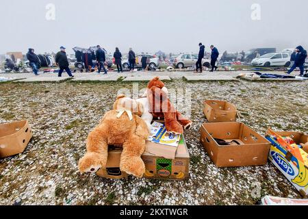 Besucher des Hrelic-Flohmarktes in Zagreb, Kroatien, am 31. Oktober 2021. Hrelic Flohmarkt ist ein riesiger offener Bereich, wo jeder fast alles verkaufen und kaufen kann. Sie findet das ganze Jahr über jeden Mittwoch, Samstag und Sonntag von 7am bis 3pm Uhr statt, und die Teilnahme ist itâ € kostenlos. Foto: Sanjin Strukic/PIXSELL Stockfoto