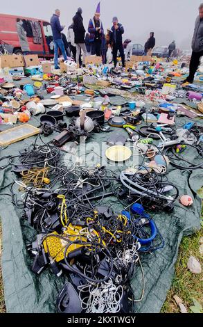 Besucher des Hrelic-Flohmarktes in Zagreb, Kroatien, am 31. Oktober 2021. Hrelic Flohmarkt ist ein riesiger offener Bereich, wo jeder fast alles verkaufen und kaufen kann. Sie findet das ganze Jahr über jeden Mittwoch, Samstag und Sonntag von 7am bis 3pm Uhr statt, und die Teilnahme ist itâ € kostenlos. Foto: Sanjin Strukic/PIXSELL Stockfoto