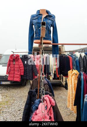 Besucher des Hrelic-Flohmarktes in Zagreb, Kroatien, am 31. Oktober 2021. Hrelic Flohmarkt ist ein riesiger offener Bereich, wo jeder fast alles verkaufen und kaufen kann. Sie findet das ganze Jahr über jeden Mittwoch, Samstag und Sonntag von 7am bis 3pm Uhr statt, und die Teilnahme ist itâ € kostenlos. Foto: Sanjin Strukic/PIXSELL Stockfoto