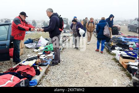 Besucher des Hrelic-Flohmarktes in Zagreb, Kroatien, am 31. Oktober 2021. Hrelic Flohmarkt ist ein riesiger offener Bereich, wo jeder fast alles verkaufen und kaufen kann. Sie findet das ganze Jahr über jeden Mittwoch, Samstag und Sonntag von 7am bis 3pm Uhr statt, und die Teilnahme ist itâ € kostenlos. Foto: Sanjin Strukic/PIXSELL Stockfoto