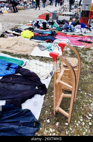 Besucher des Hrelic-Flohmarktes in Zagreb, Kroatien, am 31. Oktober 2021. Hrelic Flohmarkt ist ein riesiger offener Bereich, wo jeder fast alles verkaufen und kaufen kann. Sie findet das ganze Jahr über jeden Mittwoch, Samstag und Sonntag von 7am bis 3pm Uhr statt, und die Teilnahme ist itâ € kostenlos. Foto: Sanjin Strukic/PIXSELL Stockfoto