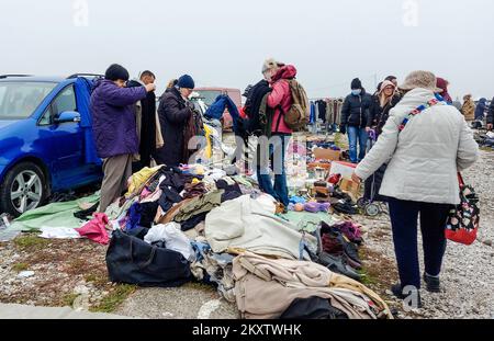 Besucher des Hrelic-Flohmarktes in Zagreb, Kroatien, am 31. Oktober 2021. Hrelic Flohmarkt ist ein riesiger offener Bereich, wo jeder fast alles verkaufen und kaufen kann. Sie findet das ganze Jahr über jeden Mittwoch, Samstag und Sonntag von 7am bis 3pm Uhr statt, und die Teilnahme ist itâ € kostenlos. Foto: Sanjin Strukic/PIXSELL Stockfoto